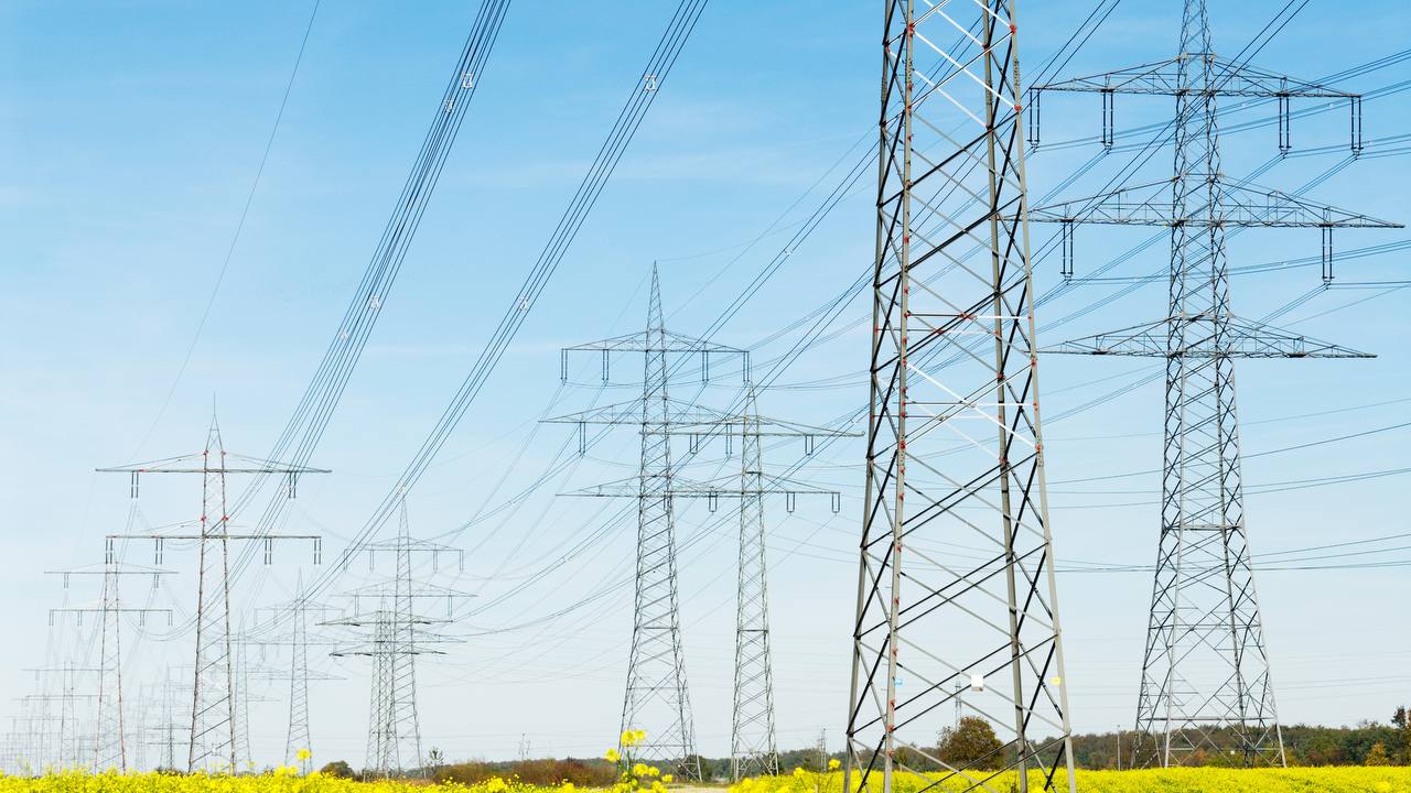 Azerbaijan cuts electricity imports from Georgia by margin in 4M2025