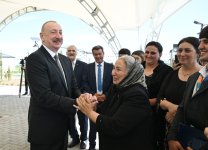 President Ilham Aliyev meets with new residents of Kangarli village, presents them with keys to their homes (PHOTO/VIDEO)