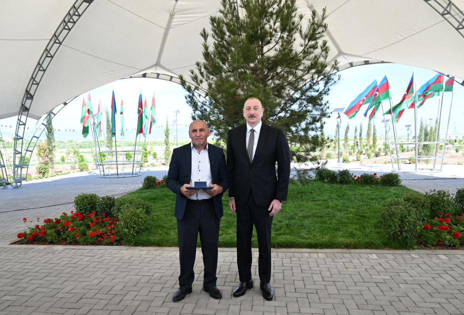 President Ilham Aliyev meets with new residents of Kangarli village, presents them with keys to their homes (PHOTO/VIDEO)