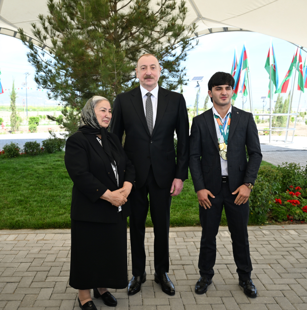 President Ilham Aliyev meets with new residents of Kangarli village, presents them with keys to their homes (PHOTO/VIDEO)