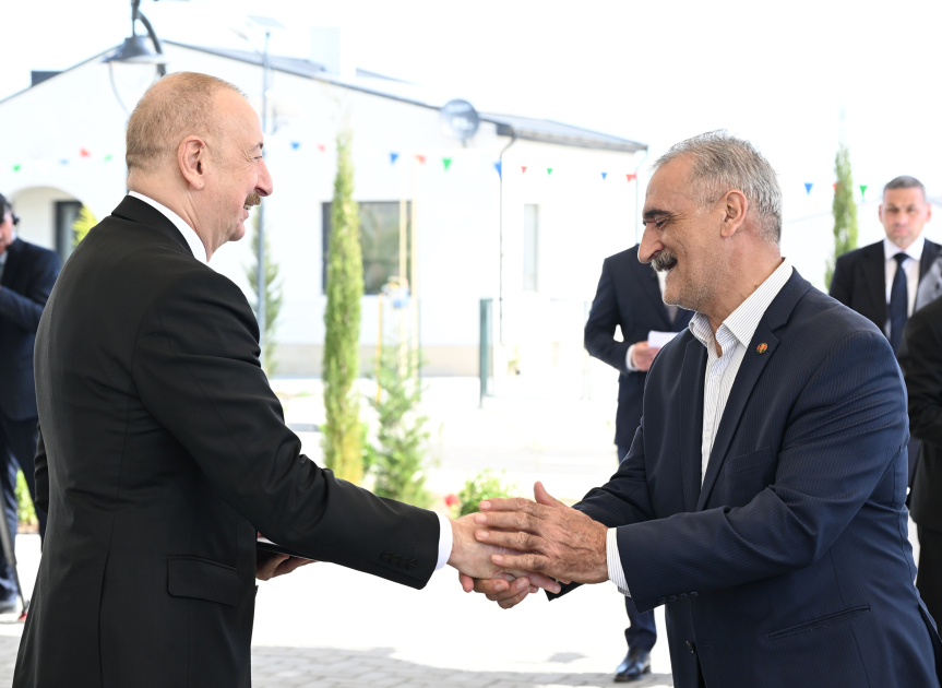 President Ilham Aliyev meets with new residents of Kangarli village, presents them with keys to their homes (PHOTO/VIDEO)