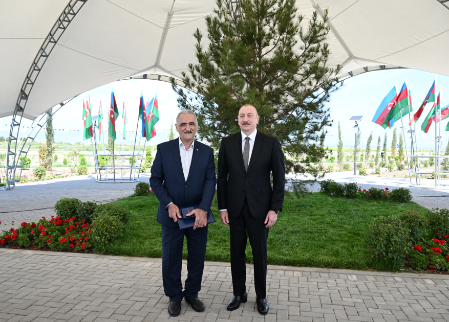 President Ilham Aliyev meets with new residents of Kangarli village, presents them with keys to their homes (PHOTO/VIDEO)